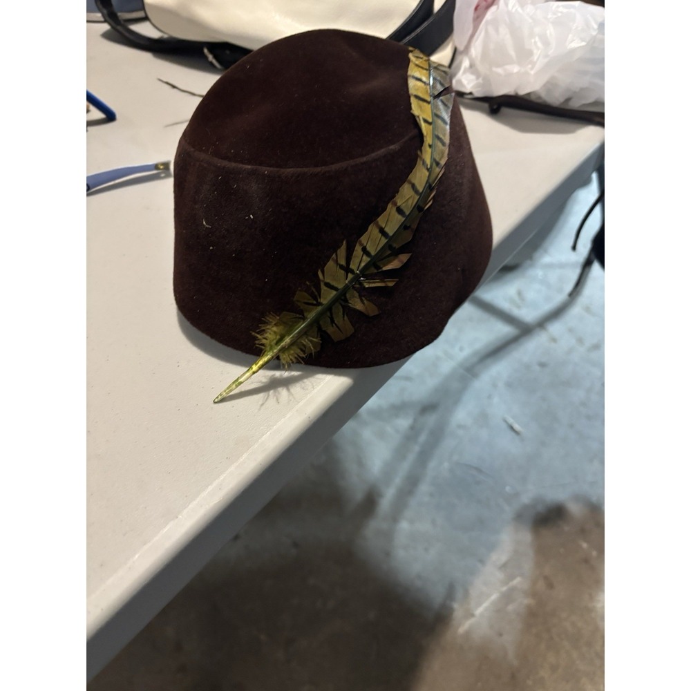 Peck + Peck Ladies Vintage Hat 1950's W/feather‎